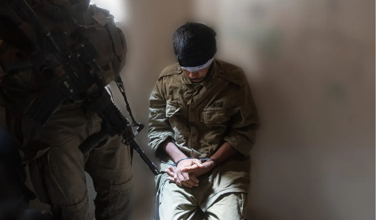 هآرتس: جنود في غزة استخدموا مسنًا كدرع بشري