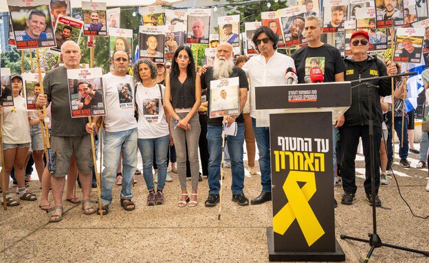 أهالي الأسرى يطالبون بعودتهم جميعًا حتى لو بإنهاء الحرب