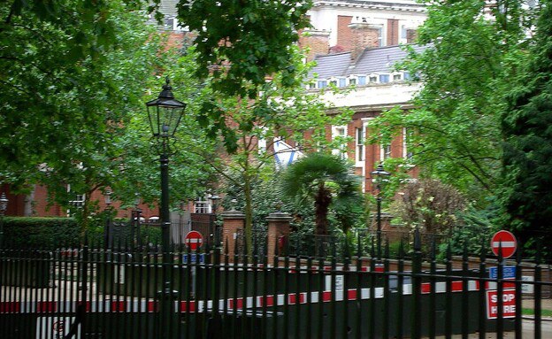 فلسطيني يحاول اقتحام سفارة الكيان في لندن