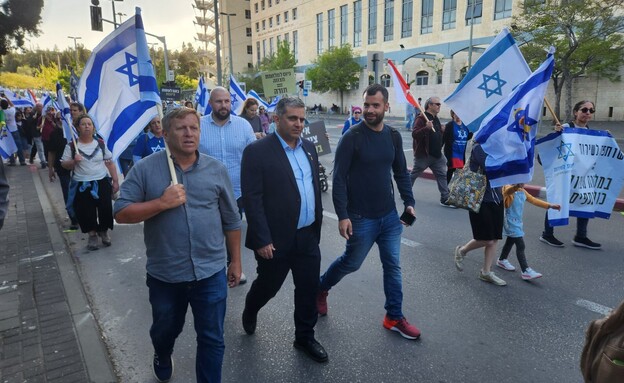 الوزير الصهيوني "سوفر" يشارك في مظاهرات تدعو للتجنيد