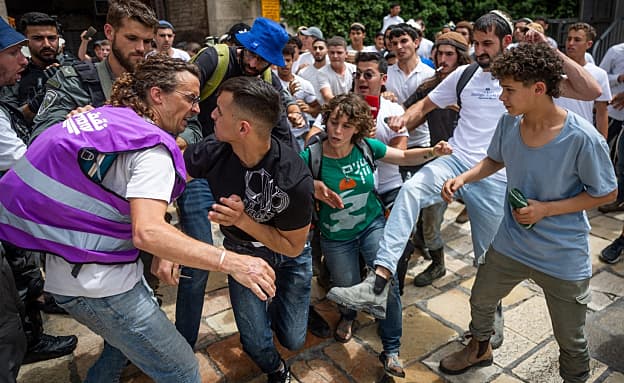 القدس: عشرات الآلاف يشاركون في مسيرة الأعلام