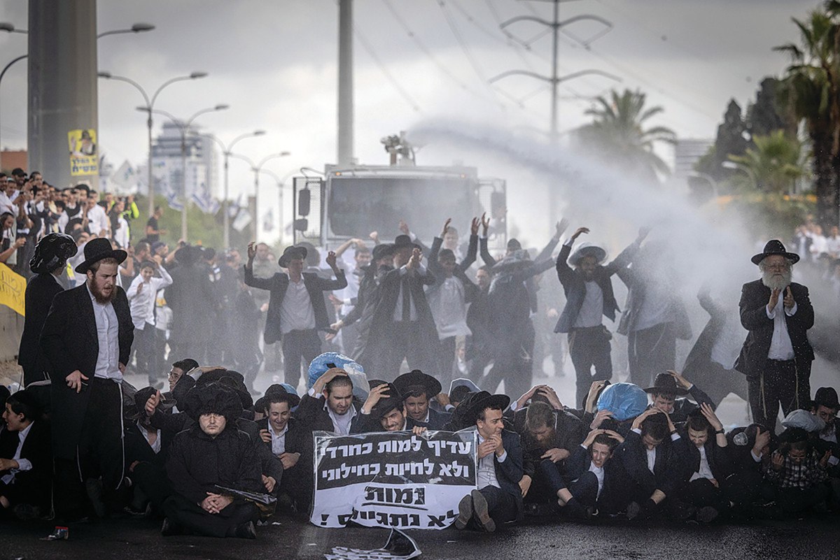 ليبرمان يلعب الروليت الروسي: المقامرة الحاسمة التي قد تنقذ نتنياهو