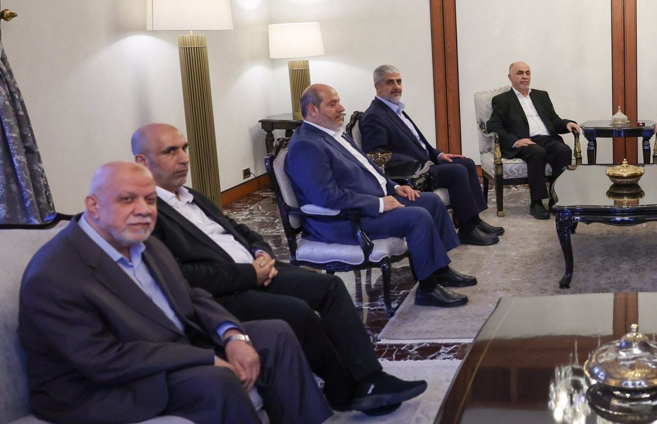 مصادر فلسطينية تقول لصحيفة هآرتس: حماس رفعت حالة التأهب في الساعات الأخيرة بسبب مخاوف من اغتيالات لمسؤولين كبار في المنظمة في الخارج