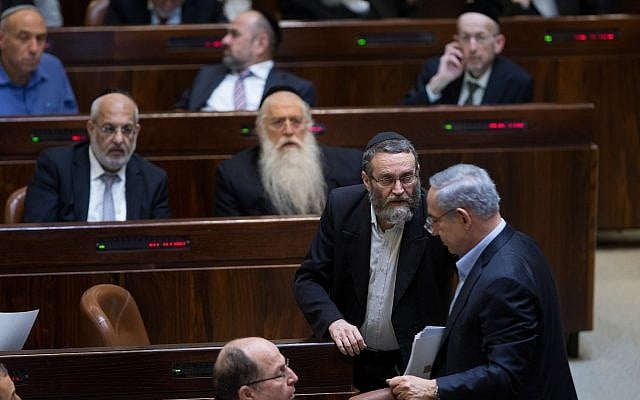 تفكك الائتلاف في الوقت الفعلي: المتدينون المتشددون يغادرون، وشاس تتردد، ونتنياهو يكافح من أجل البقاء