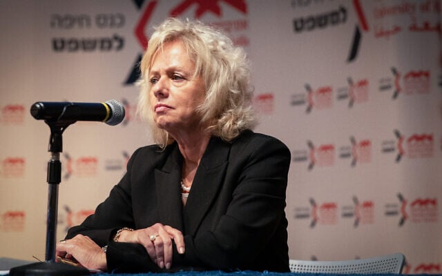 سيعقد الوزراء جلسة استماع للمستشارة اليوم في غيابها، وسيُطلب من المحكمة العليا منع الفصل