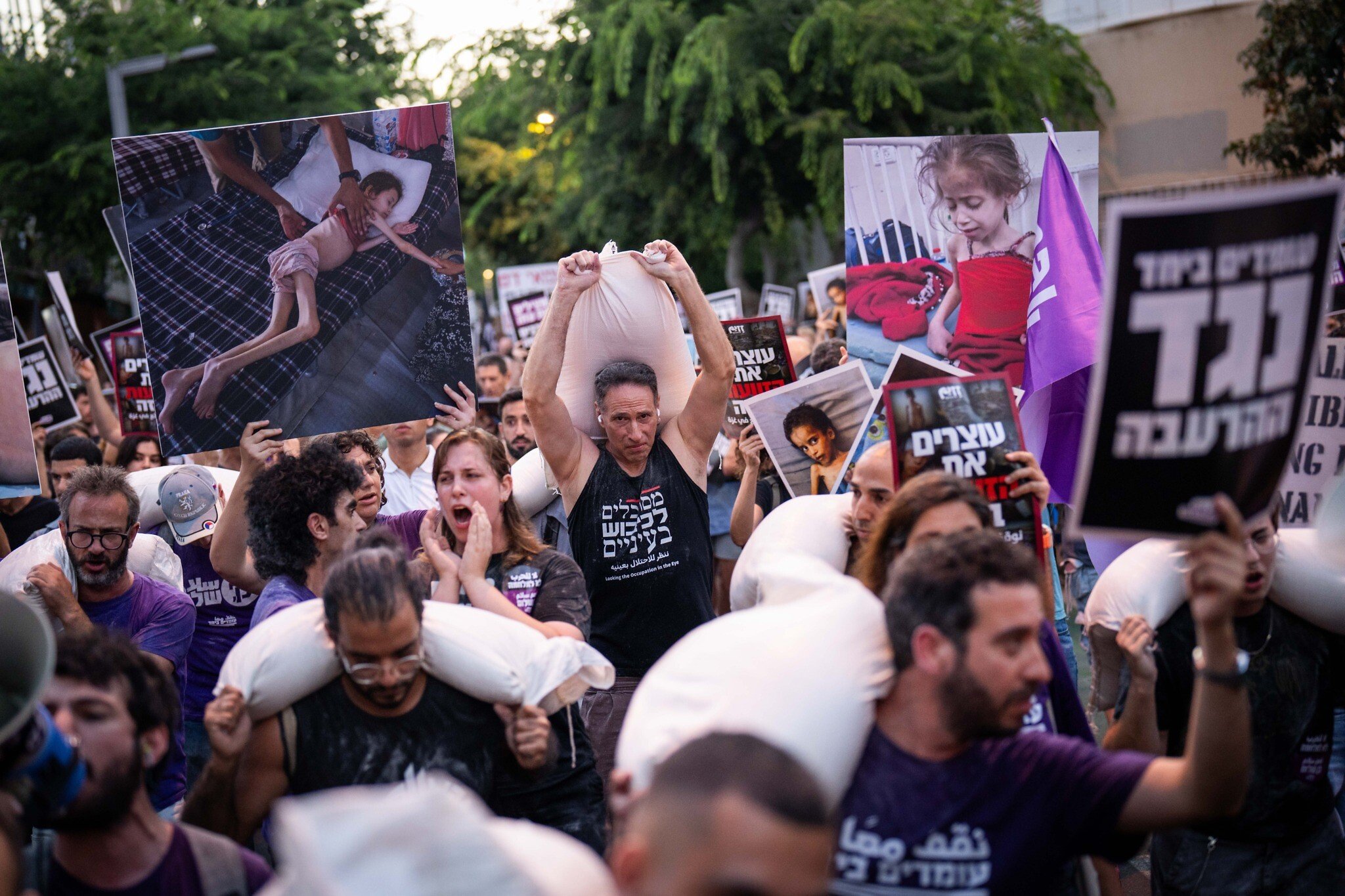 في حين لا أحد مستعد لمواجهة عواقب الحرب، سعى المتظاهرون في تل أبيب إلى النظر في عيون أطفال غزة