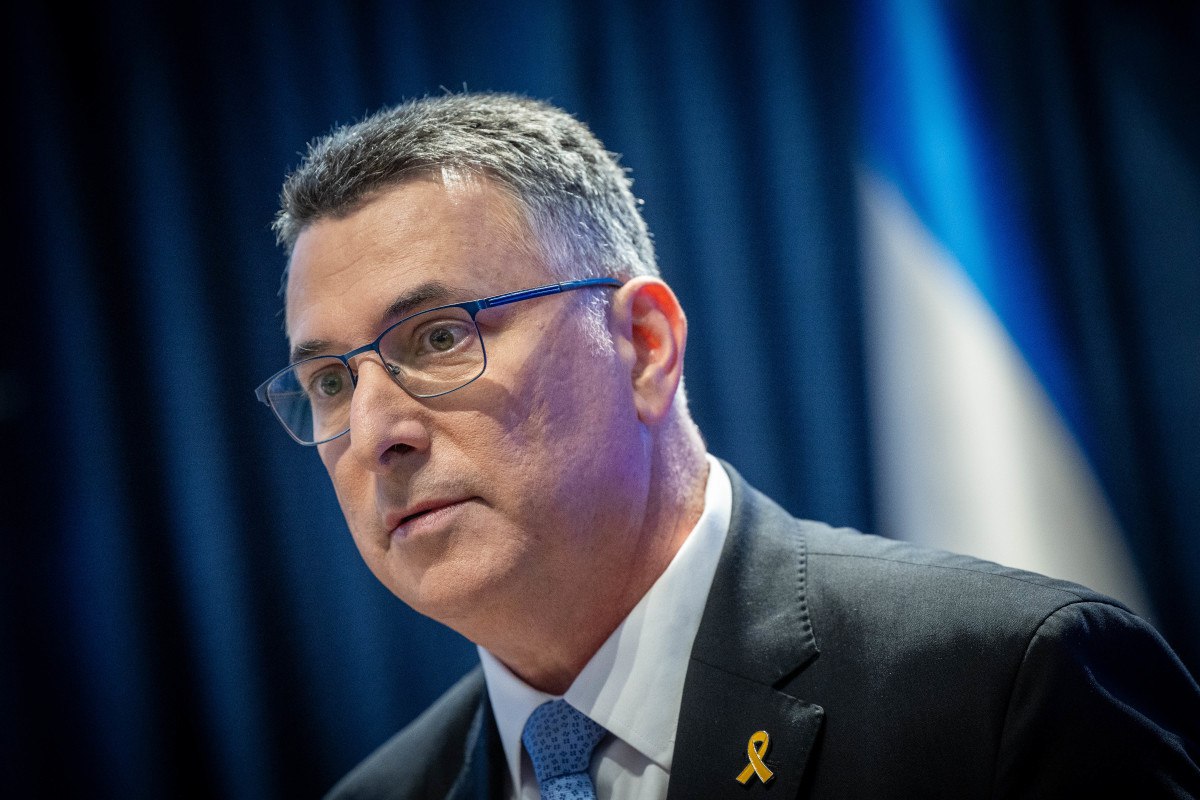 مصافحة أم تجاهل؟ جدعون ساعر ووزير الخارجية السوري يلتقيان في بلجيكا