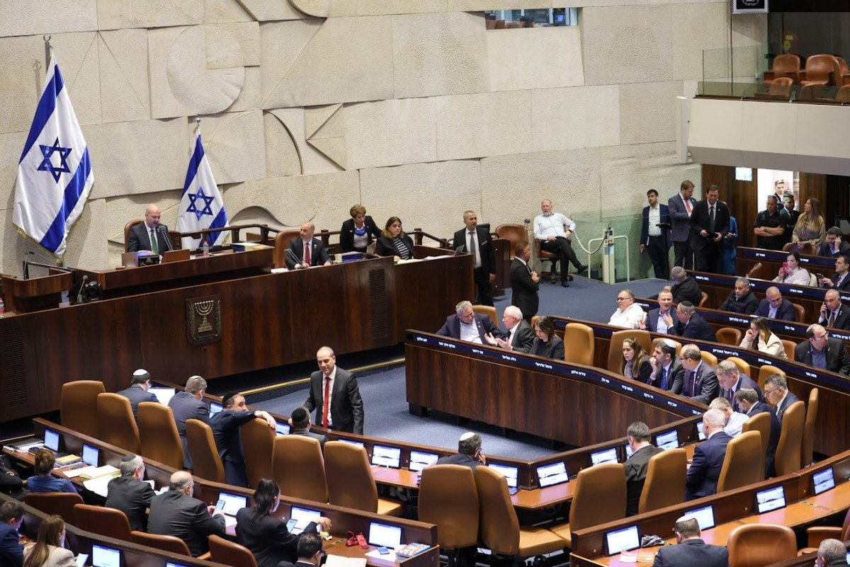 الائتلاف في حالة صدمة: قانون حل الكنيست قد يُطرح للتصويت هذا الأسبوع