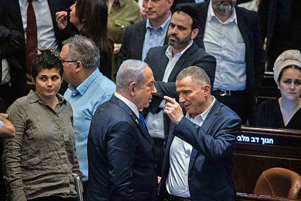 حل الكنيست؟ حاشية نتنياهو توضح: "لديه وترامب خطط كبيرة"