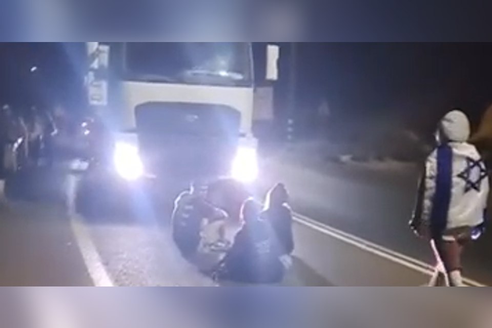 إغلاق معبر اللنبي لثلاث ساعات احتجاجًا على إدخال المساعدات إلى غزة: "أوقفوا هذا الجنون"