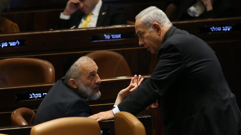 لغز درعي: كيف أصبح شريك نتنياهو السري التهديد الأكبر لسلامة الائتلاف