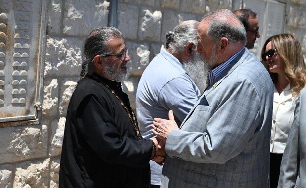 السفير الأمريكي لدى إسرائيل يزور القرية الفلسطينية التي أُحرقت فيها الكنيسة: "هذا عمل إرهابي، ويتطلب عواقب"