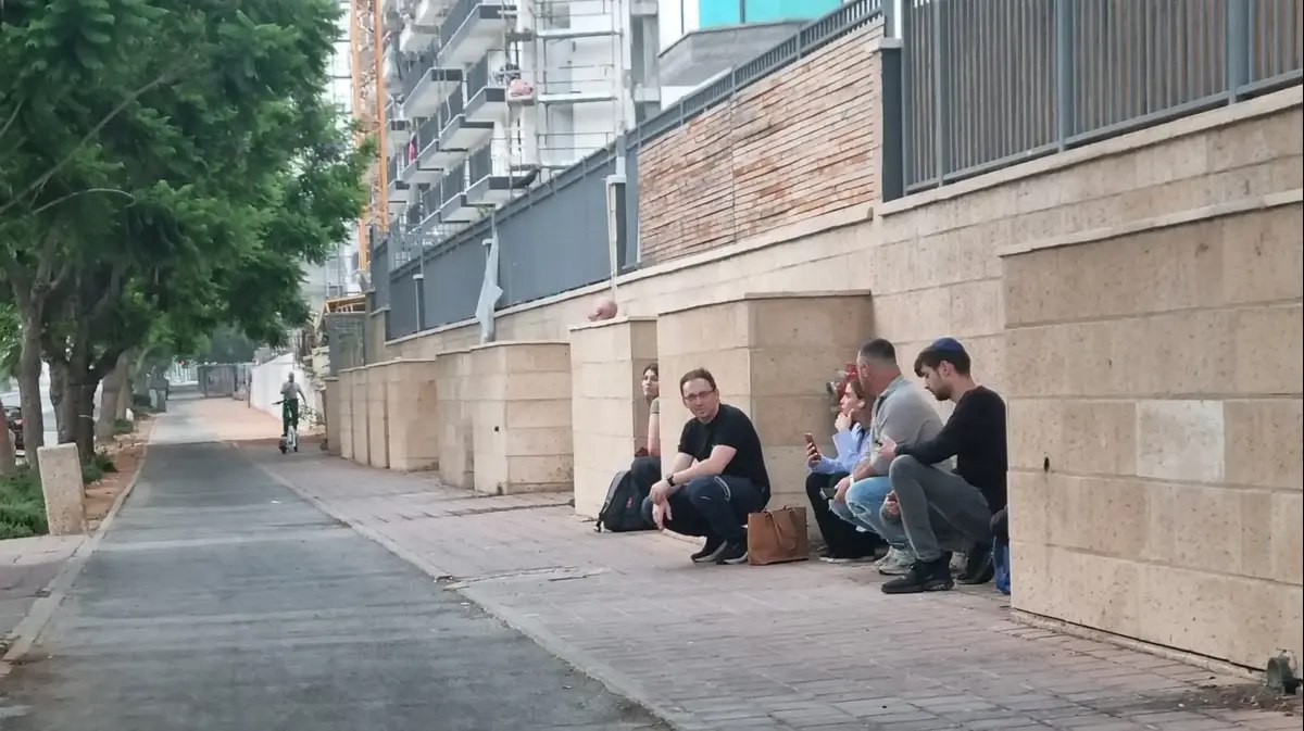 صافرات الإنذار تدوي في الوسط والجنوب - اعتراض صاروخ من اليمن