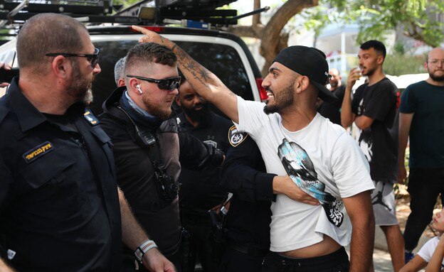 مراسم هدم منزل في حولون: وزير الجيش يتحدث والسكان يحتجون في مكان الحادث