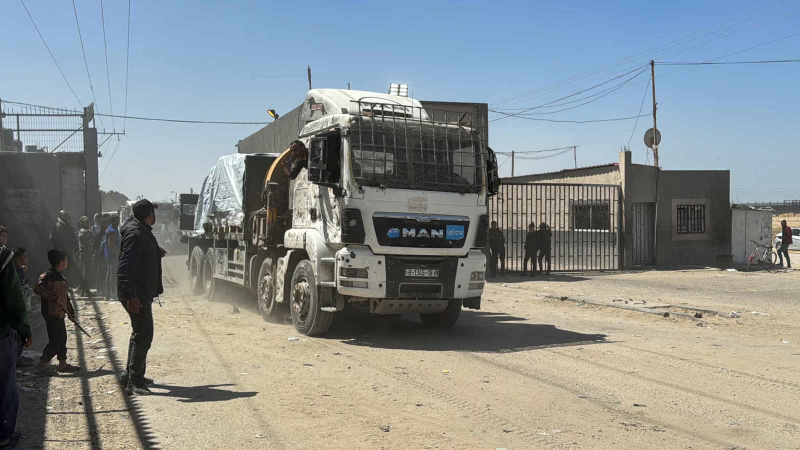 هآرتس تكشف: هذه هي الشركة الأمريكية التي تنقل المساعدات إلى غزة