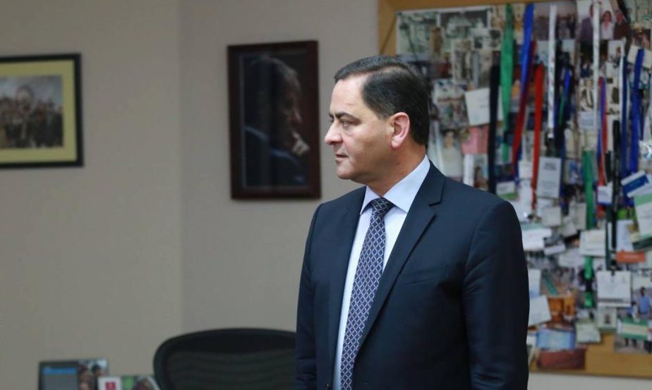 التحرّك السري لتعيين مسؤول سابق في السلطة الفلسطينية حاكمًا لغزة