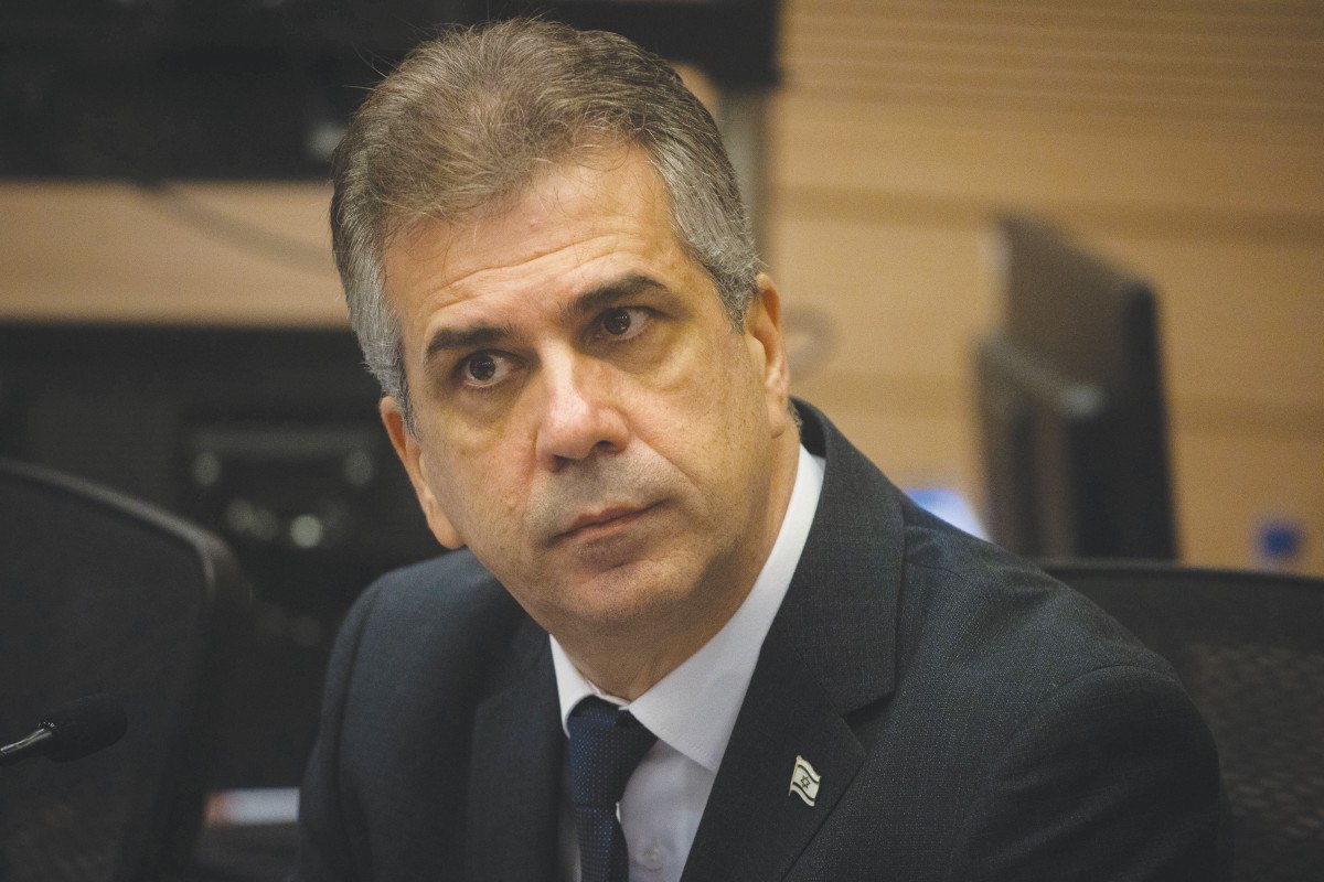 في خضم اجتماع الحكومة: إيلي كوهين تجرأ على مواجهة نتنياهو وجهاً لوجه بشأن قضية قطر