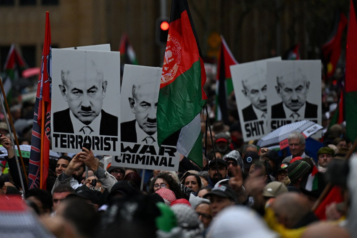في حين يحرق الناشطون الفلسطينيون المؤيدون للديمقراطية العالم، فإن هكابي هو الذي ينقذ إسرائيل.