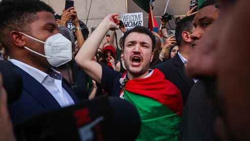 مقابلة صحيفة التايمز مع الناشط المناهض لإسرائيل - والغضب: "هل هناك مذبحة أخرى تبررونها؟"