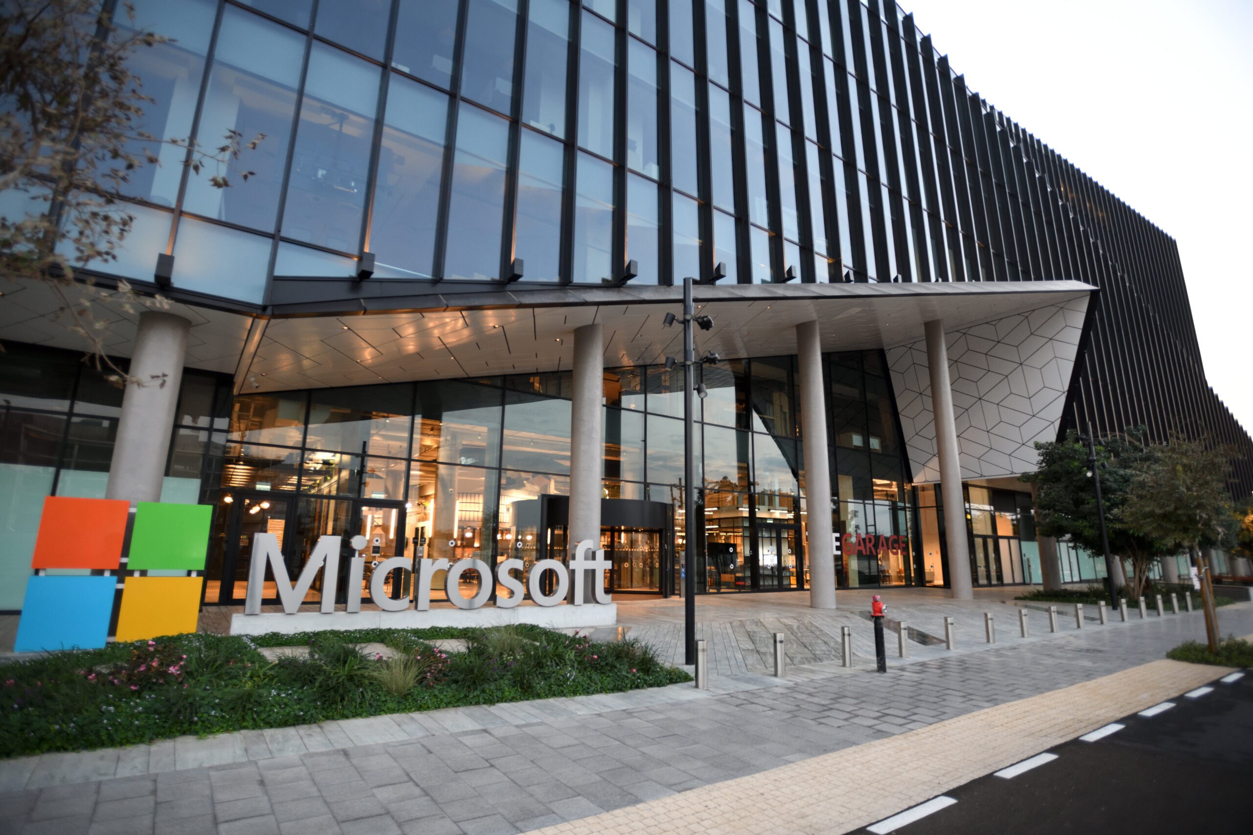 مايكروسوفت تُطلق تحقيقًا عاجلًا في استخدام الوحدة 8200 لسحابتها