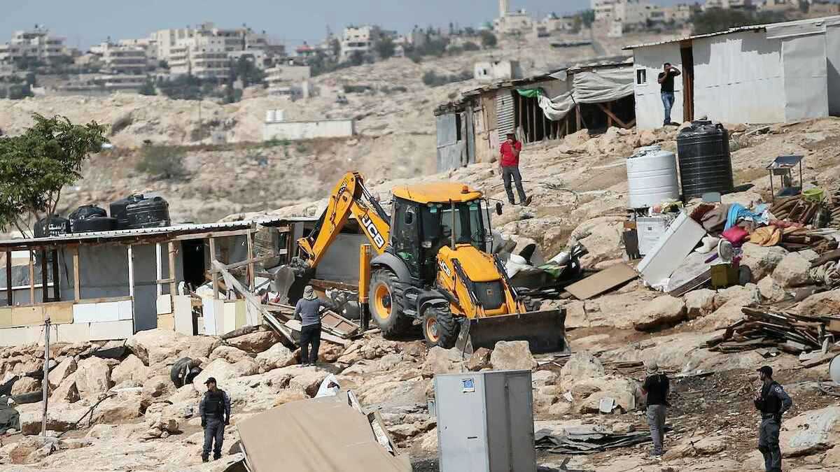 الدولة هدمت 35 منزلا في قرية السر في النقب والأهالي يحرقون الإطارات والمباني احتجاجا