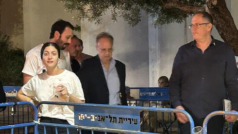 الوسيط الفلسطيني الأمريكي يلتقي في إسرائيل عائلات الرهائن: "الصفقة فشلت عشية الهجوم في قطر"