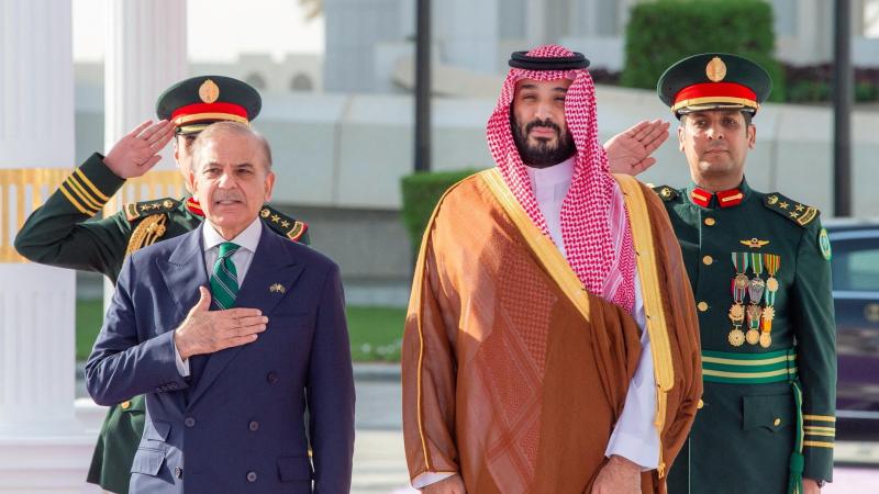 الاتفاقات الدفاعية بين العراضات السياسية والحقائق الفعلية.