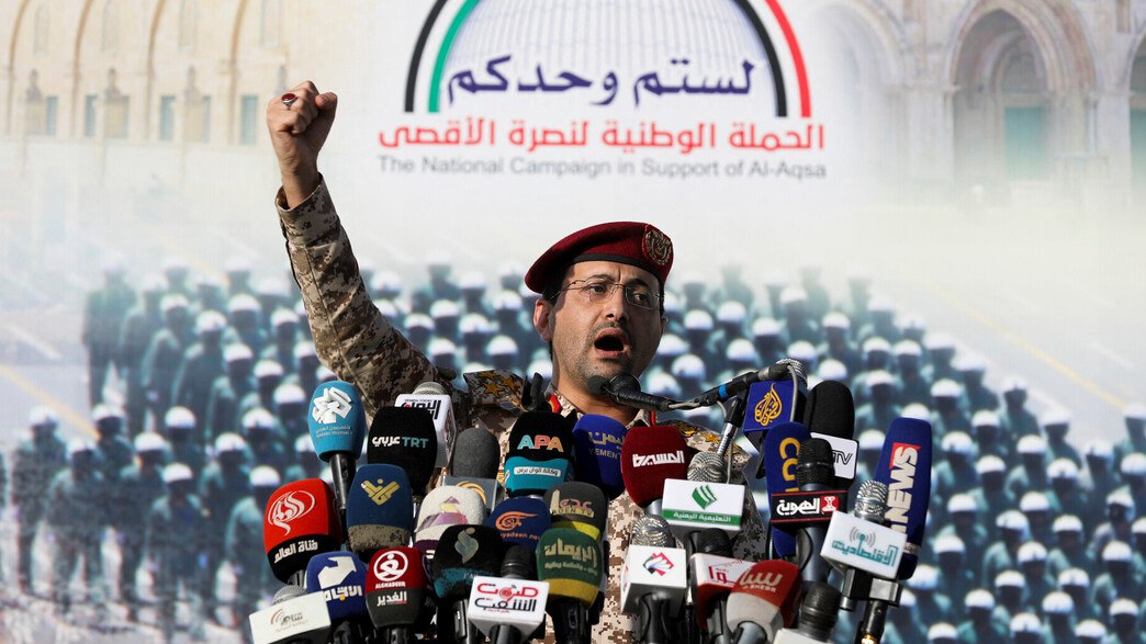 هجوم مميت للحوثيين.. يخربون مجددا سفينة تجارية ويصيبون طاقمها