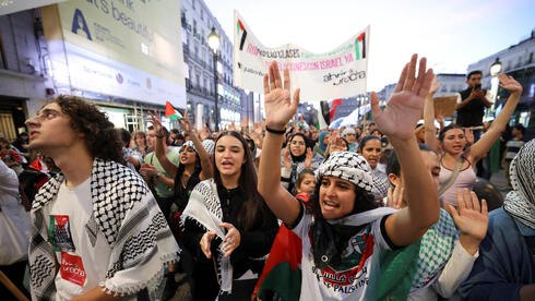 حتى في مانشستر: تصاعد الاحتجاجات الضخمة ضد إسرائيل، وأحد سفن الأسطول لا يزال يتحرك