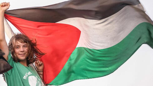 ظروف احتجاز غريتا ثونبرغ: "أُجبرت على تقبيل العلم الإسرائيلي"