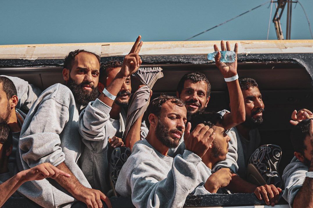 تم إطلاق سراح نحو 2000 أسير فلسطيني ضمن الصفقة، منهم 250 أسيراً مؤبداً.