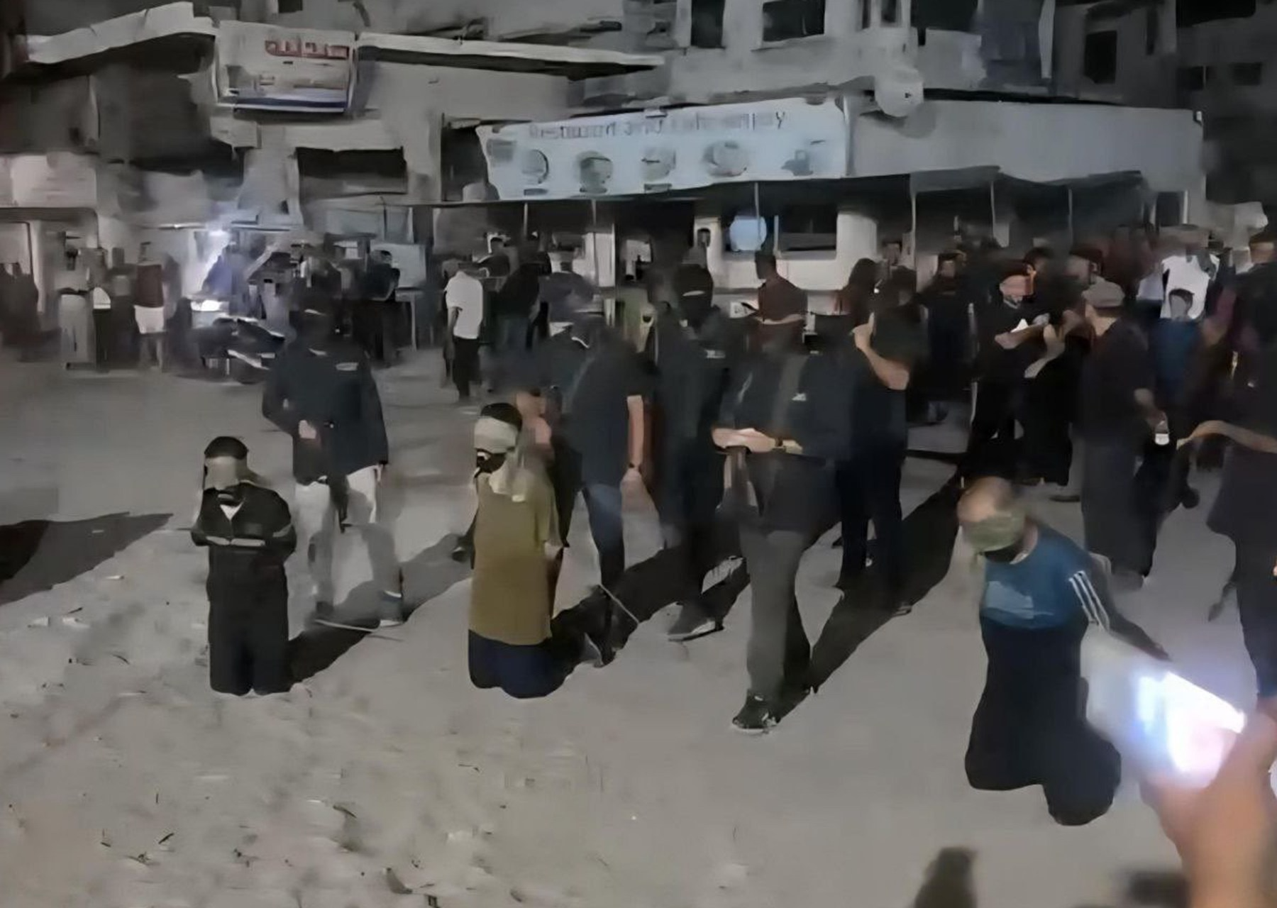 المقاومة يطلقون النار على المعارضين دون تدخل، وأيدي الجيش مقيدة في ظل غياب تفاصيل اتفاق وقف إطلاق النار.