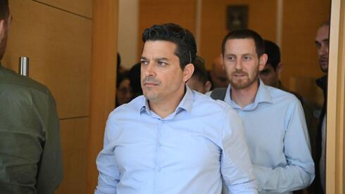 ضابط متقاعد من الشاباك سيُتهم، رهناً بجلسة استماع، في قضية الوثائق السرية: "أضر بأمن الدولة"