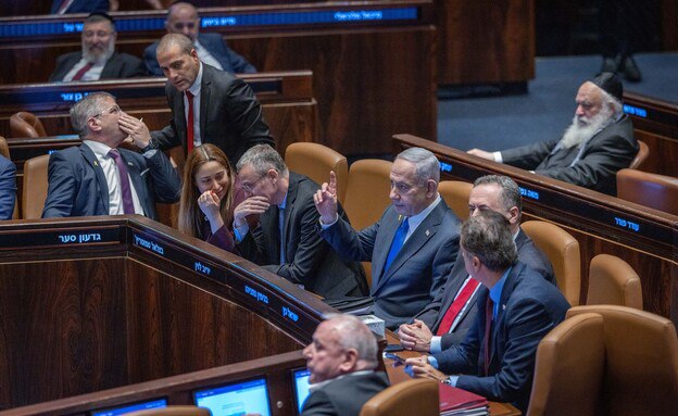 يوم من الفوضى الائتلافية: استقالة شاس، وأعضاء الكنيست يأخذون زمام الأمور بأيديهم