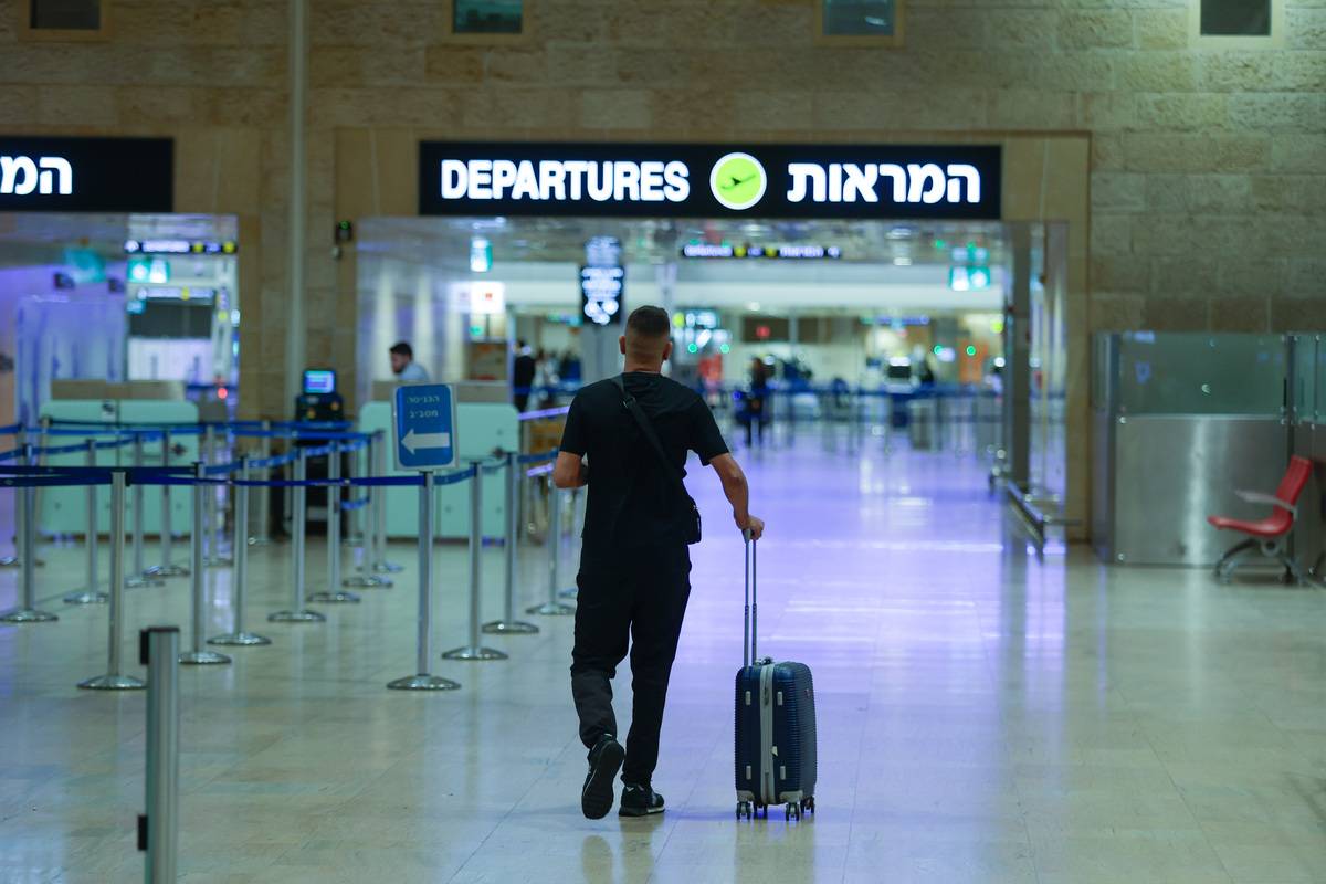 الزيادة الكبيرة في معدلات هجرة الإسرائيليين وارتباطها المحتمل بالتوترات السياسية الداخلية.