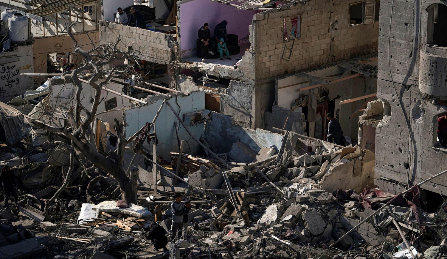 تقارير من قطاع غزة: تبادل إطلاق نار كثيف في رفح وطائرات هليكوبتر تابعة لجيش الاحتلال تهاجم المنطقة