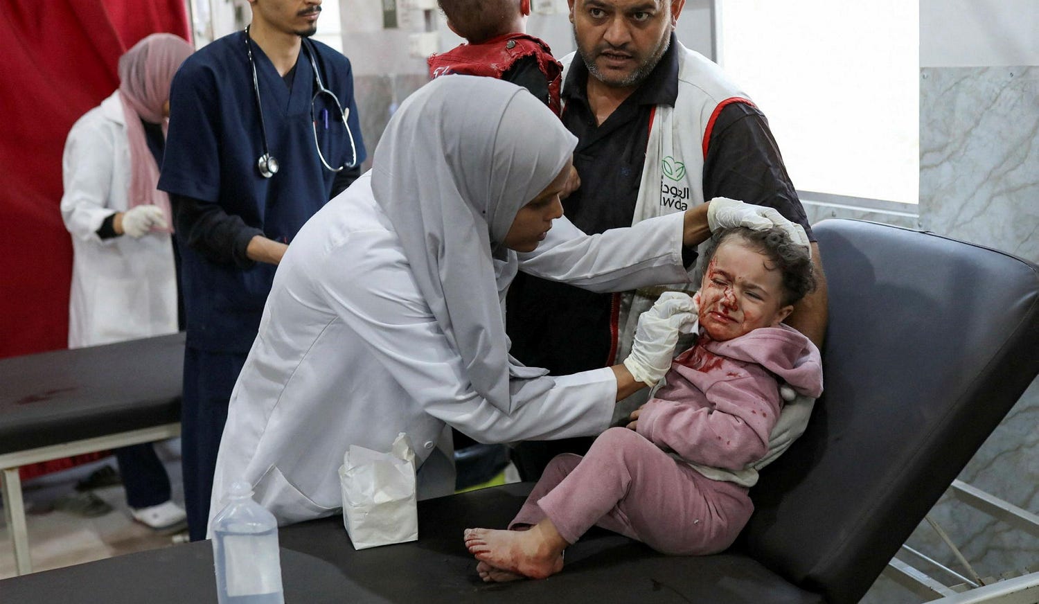 جراحة تجميل من بريطانيا: "أشعر بالذنب لترك زملائي الأطباء في غزة لكن "إسرائيل" تمنعني من الحضور"