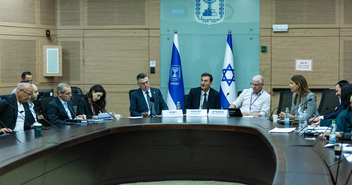 أفراد الاحتياط في مناشدة لرئيس الكنيست: "الخوف من وجود عيوب جوهرية في سير المناقشات حول قانون التجنيد الإجباري"