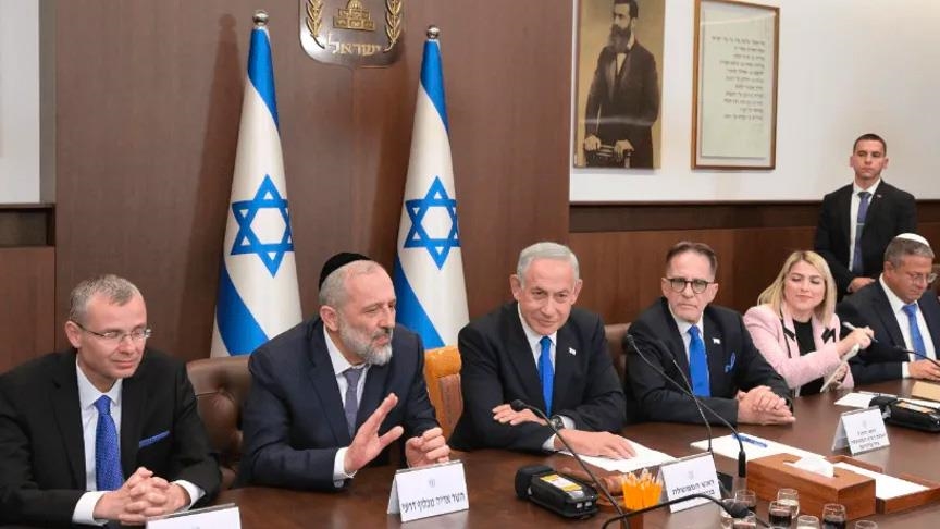 مجلس الوزراء يناقش تقنين أوضاع المستوطنات الواقعة في عمق الضفة الغربية والتي تم إخلاؤها خلال عملية فض الاشتباك.