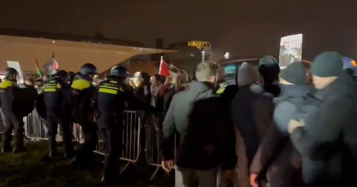 أمستردام: احتج مئات المؤيدين للفلسطينيين خارج فعالية عيد الأنوار (حانوكا).