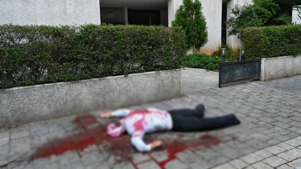 عمل احتجاجي صادم في تل أبيب: دمى بلا رؤوس أمام منازل قضاة ومسؤولين كبار