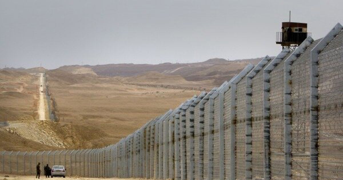 مقتل بدوي بالرصاص للاشتباه في تهريبه مواد من مصر، ولم يتم العثور على أي دليل حتى الآن. 