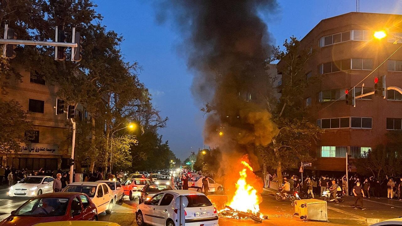 الاحتجاجات في إيران: غضب واسع… ونظام لا يزال قادرًا على الاحتواء