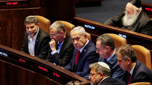 معركة الاحتواء التي يخوضها الائتلاف، ومحاولات نتنياهو للاحتفاظ بالسلطة، وخطأ الحريديم