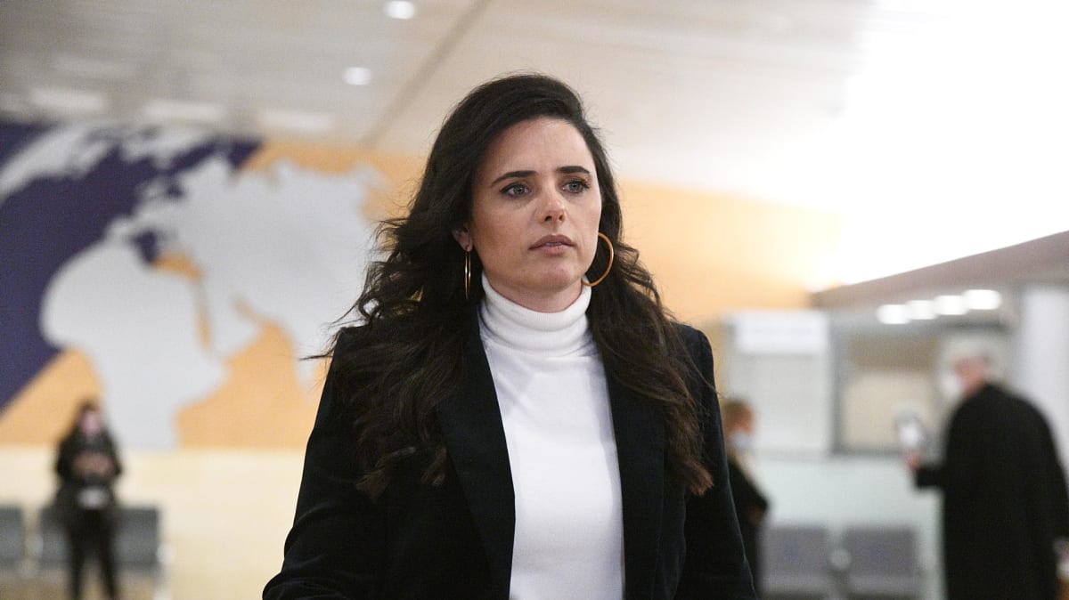 أييلت شاكيد تهاجم سموتريتش قائلة: "إنه لا يفعل سوى التذمر والانفعال والتصرف بشكل غير مسؤول".