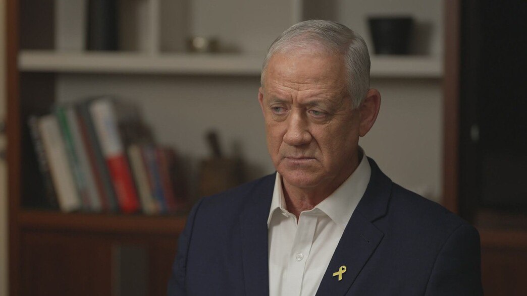 بيني غانتس يكسر صمته الذي دام سبعة أشهر في مقابلة مثيرة للجدل: "كان ترك الحكومة خطأً"