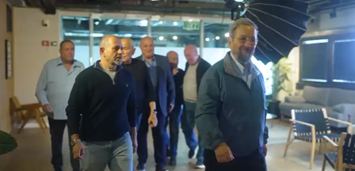 رؤساء سابقون للأجهزة الامنية  يدعون ديفيد زيني وإيال زامير إلى "التحقيق المشترك"