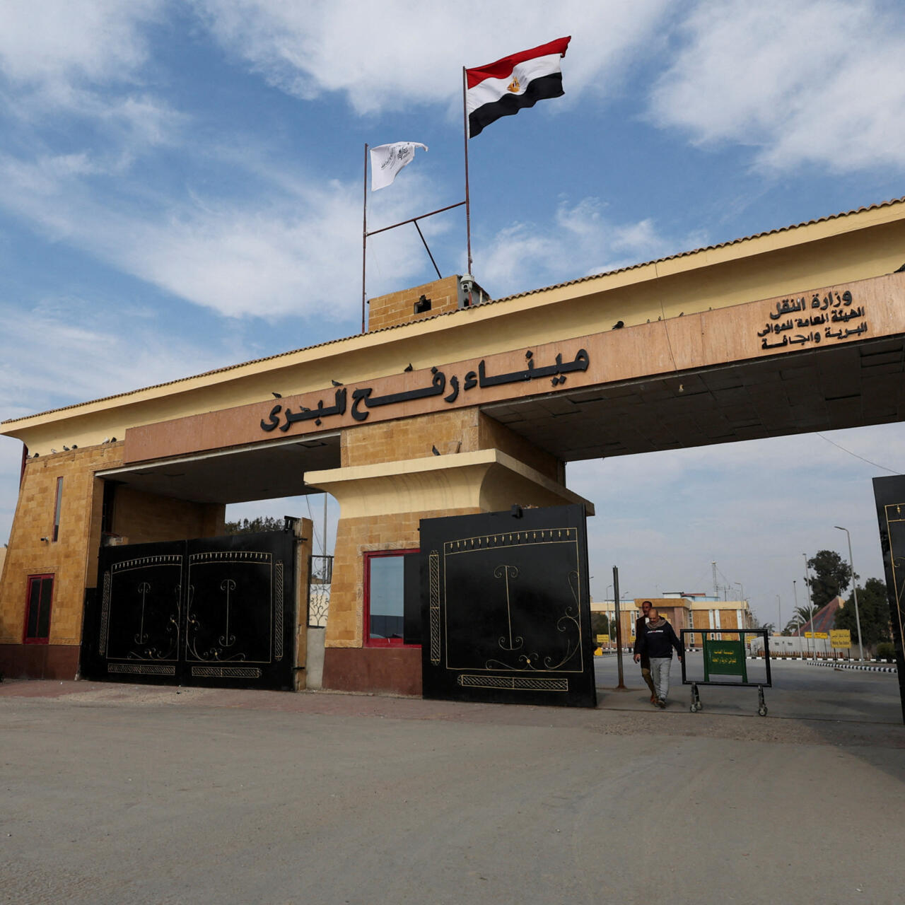 اختبار لجميع الأطراف: معبر رفح على وشك الفتح – والخلافات حول نزع سلاح قطاع غزة