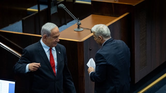 لابيد يطالب بتحقيق جنائي: "نتنياهو زوّر البروتوكولات"