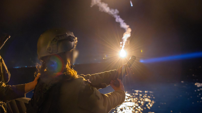 في ظل التوترات مع إيران: البحرية تجري مناورة دفاعية ضخمة